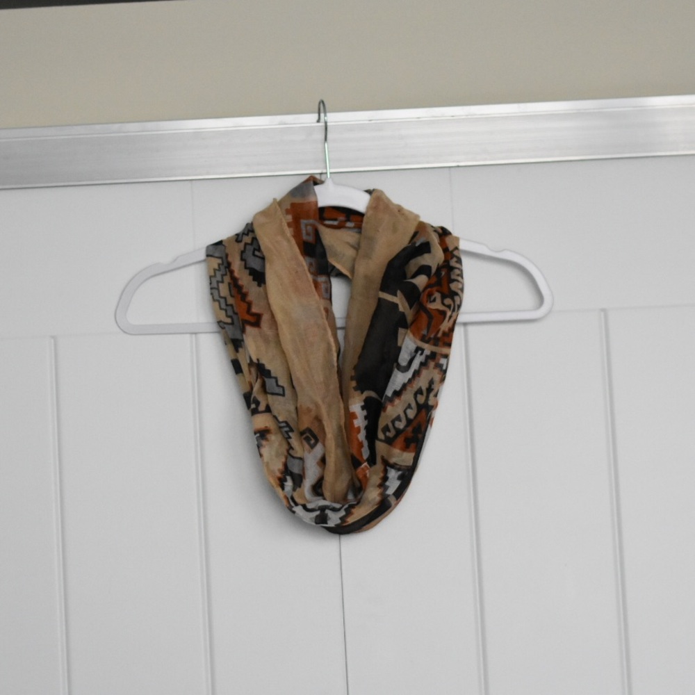 Scarf- Aztec print - Picture 2 of 5